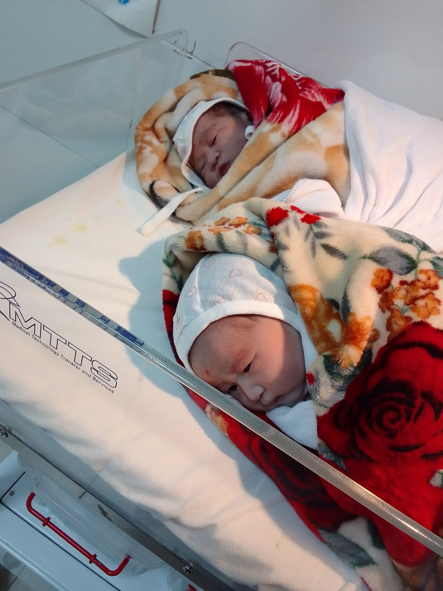 ĐÓN HAI QUÝ TỬ TẠI IVF VIỆT BỈ SAU 12 MONG ĐỢI
