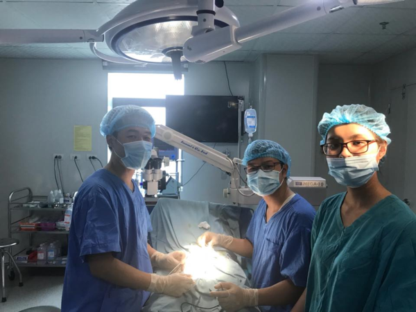 Bác sĩ Hà Ngọc Mạnh và kíp bác sĩ trong một ca phẫu thuật gãy dương vật.