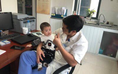 [:vi]Cháu Quang Vinh 6 tháng tuổi tới thăm cô chú bệnh viện[:]