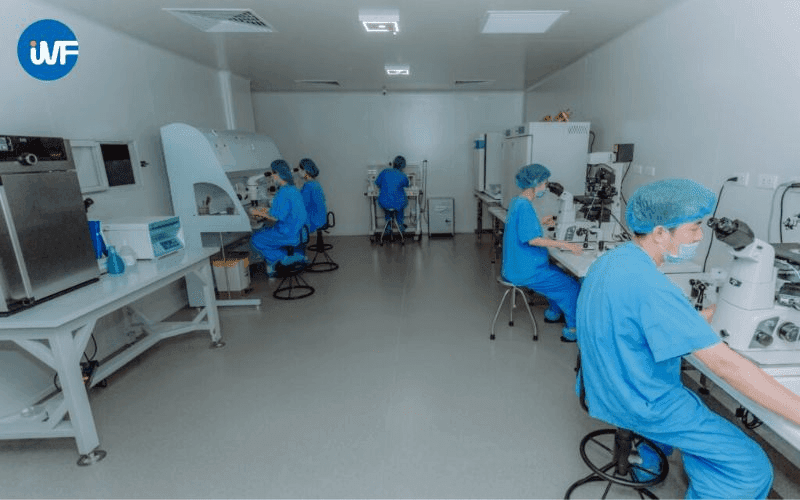 Các thiết bị công nghệ trong một phòng lab hiện đại  